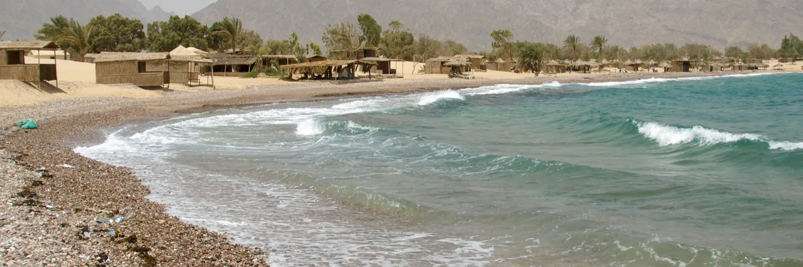Strand vid Röda havet med berg i bakgrunden, Nuweiba på Sinaihalvön