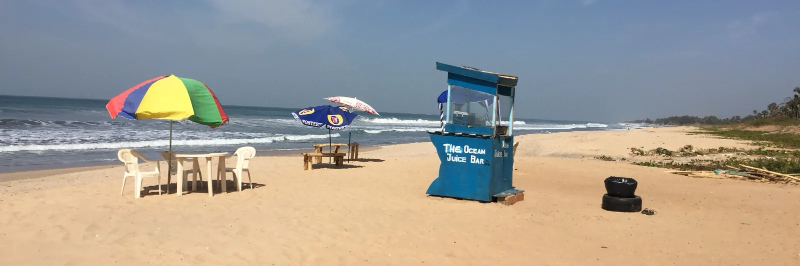 Strand med parasoll vid Bijilo i Gambia