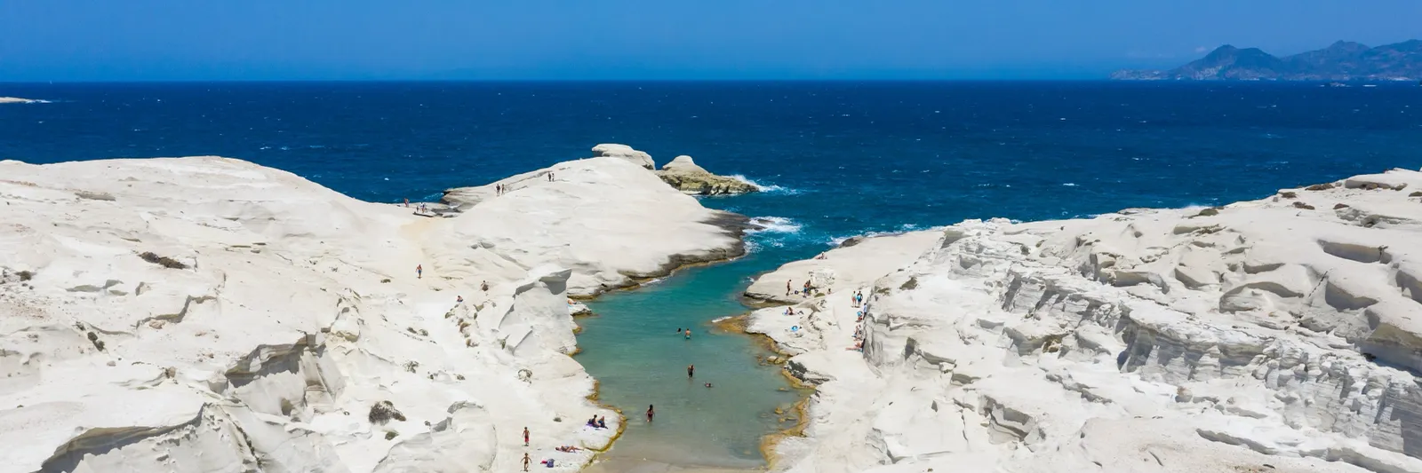 Vita klippor och turkost vatten vid Sarakiniko på Milos