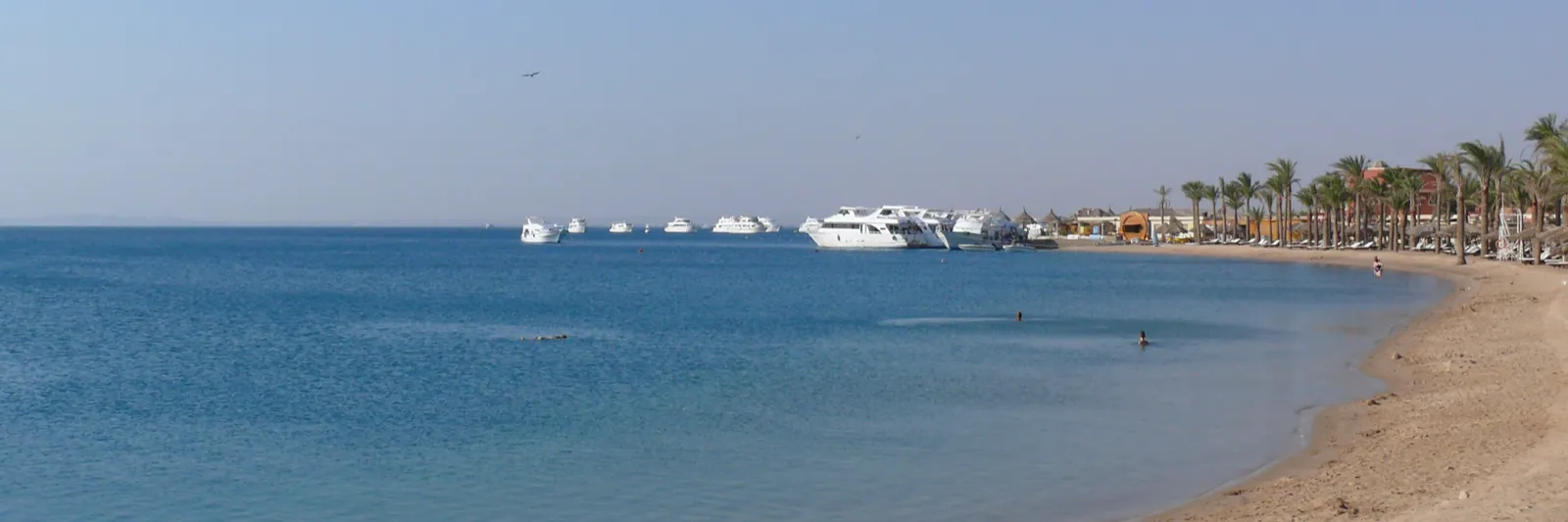 Strand och klart vatten vid Hurghada