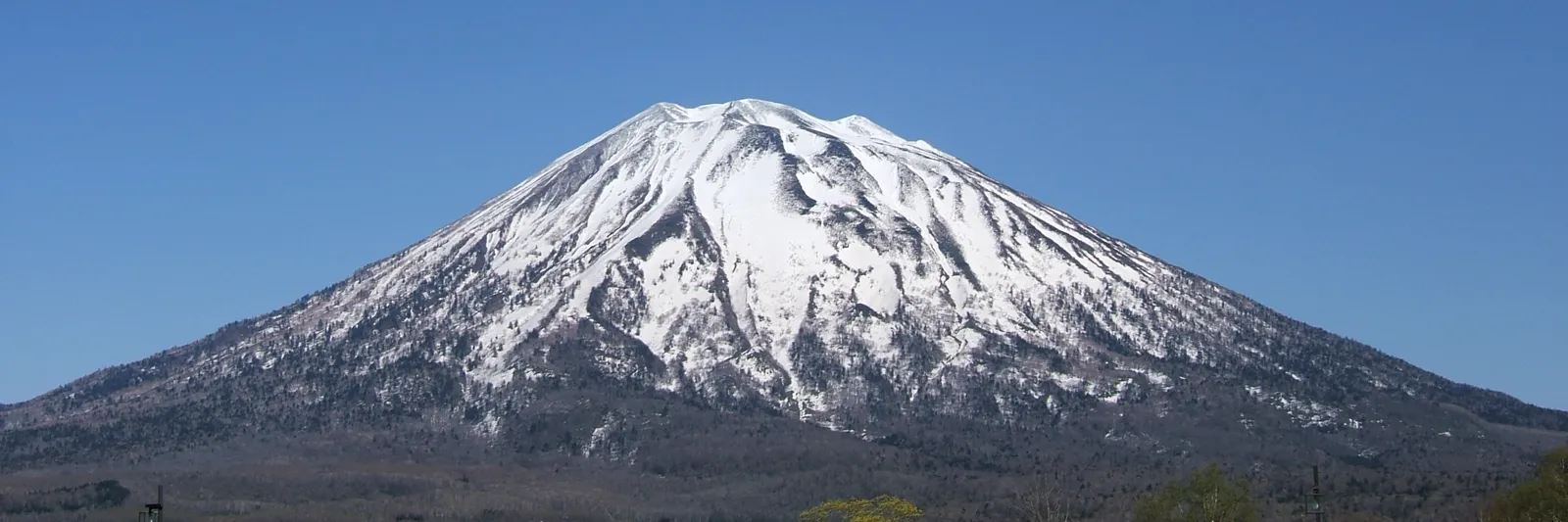 Den snötäckta vulkanen Yōtei på Hokkaido, sedd från Hirafu