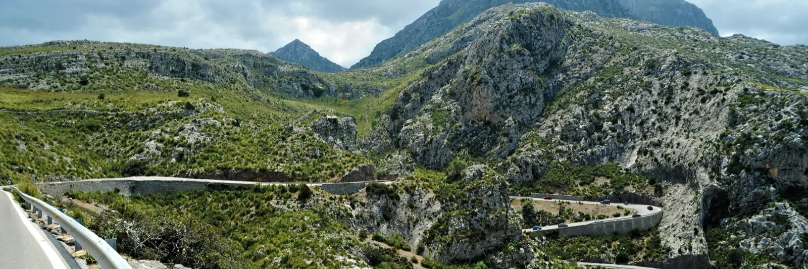 Väg genom bergskedjan Serra de Tramuntana på Mallorca