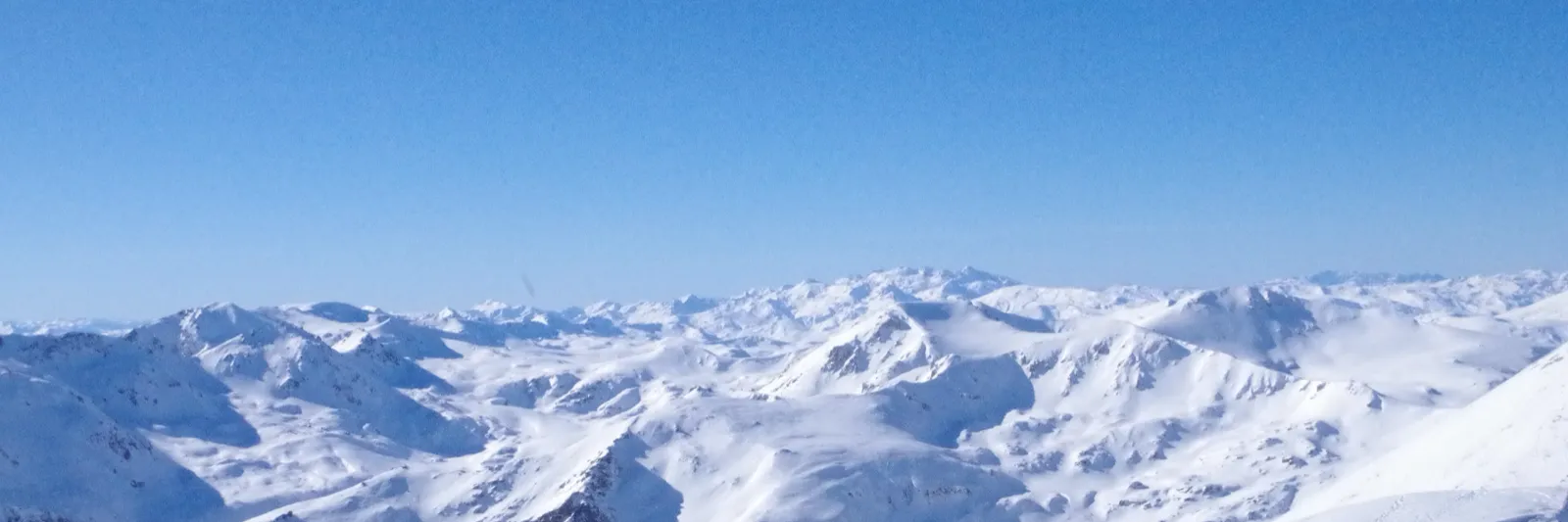 Snötäckta toppar i Šarbergen i Nordmakedonien