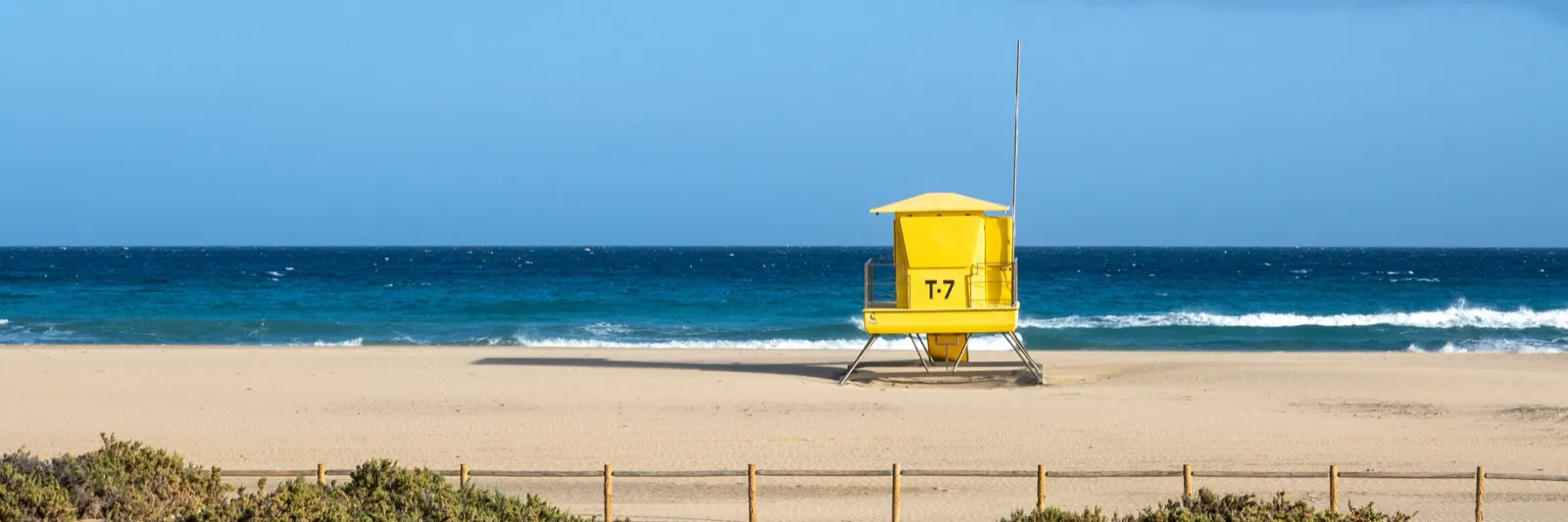 Strand med livräddartorn vid Morro Jable på Fuerteventura